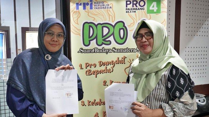 CEO Rumah BUMN Sumsel, Weny dan Owner Deajeng Sewing Craft, Ajeng, yang merupakan Mitra Binaan Rumah BUMN Sumsel, hadir dalam Siaran Pro 4 RRI Provinsi Sumsel yang bertemakan Sustainability in Business for SMEs: Langkah Kecil, Dampak Besar.