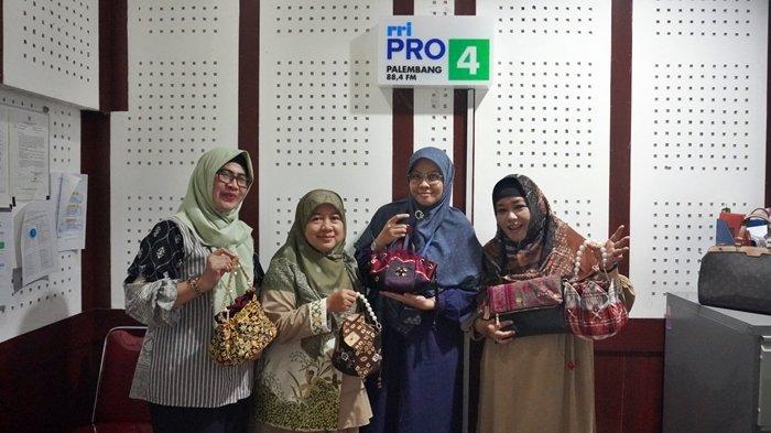 CEO Rumah BUMN Sumsel, Weny dan Owner Deajeng Sewing Craft, Ajeng, yang merupakan Mitra Binaan Rumah BUMN Sumsel, hadir dalam Siaran Pro 4 RRI Provinsi Sumsel yang bertemakan Sustainability in Business for SMEs: Langkah Kecil, Dampak Besar.