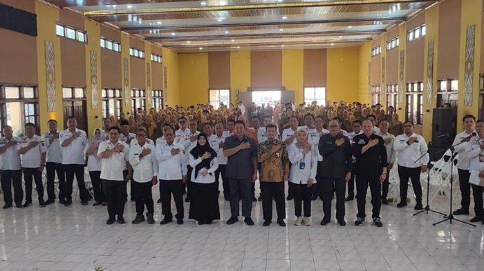 CPNS PAGAR ALAM DILANTIK - Walikota Pagar Alam Ludi Oliansyah dan Wakil Walikota Pagar Alam Hj.Bertha menyerahkan Surat Keputusan (SK) kepada 159 CPNS Kota Pagar Alam, kegiatan pelantikan digelar di Balai Kota Pagar Alam, Rabu (28/5/2025).