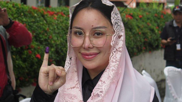 Cawawako Palembanng nomor urut 1, Nandriani Octarina tepat pukul 07.30 dengan nomor antrean pertama menjoblos di TPS 10 Perumahan Bukit Sejahtera Poligon, CY 19 20 samping Masjid Nurul Aisyah, Palembang, Rabu (27/11/2024).