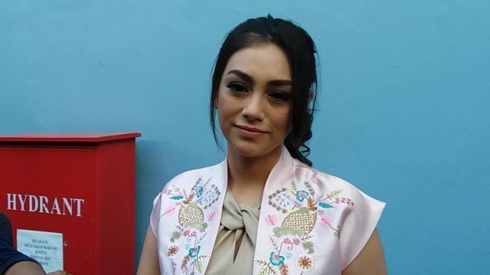 CELINE BANTAH - Celine Evangelista Saat ditemui di kawasan Tendean, Jakarta Selatan, kamis (29/9/2016). Celine Evangelista ungkap hubungan dengan Jaksa Agung