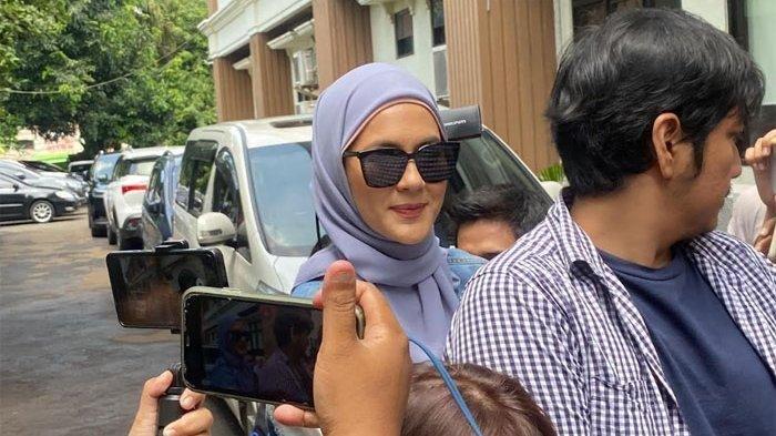CHAT SELINGKUHAN PAULA - Paula Verhoeven hadiri sidang lanjutannya dari Baim Wong di Pengadilan Agama (PA) Jakarta Selatan, Rabu (20/11/2024). Chat mesra Paula Verhoeven dengan pria lain terbongkar, ganti nama kontak