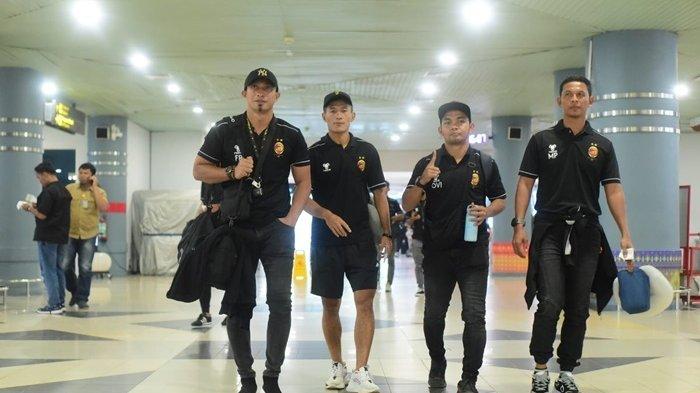 Striker Asal Negara Buthan Chencho Gyeltshen (kedua dari kiri) bareng staf pelatih Ferry Rotinsulu, Oktavianus, Mahyadi Panggabean di Bandara Internasional SMB II Palembang.