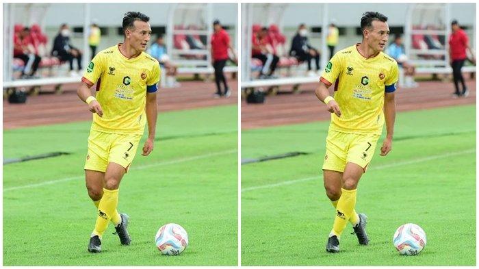 Striker Sriwijaya FC asal Bhutan, Chencho Gyeltshen pada laga perdana play-off degradasi ditahan imbang PSKC Cimahi dengan skor 0-0 di Stadion Gelora Sriwijaya Jakabaring Palembang, Minggu (7/1/2024).