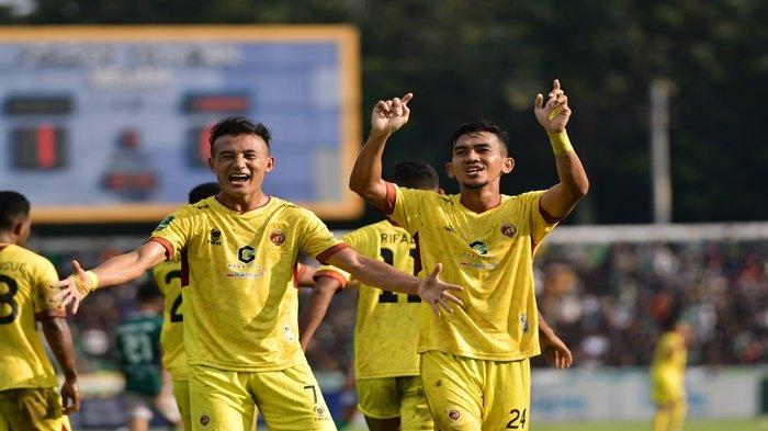 Striker Sriwijaya FC Chencho Gyeltshen (kiri) dan Ryan Wiradinata merayakan gol pada laga pamungkas grup 1 Liga 2 2023/2024 putaran pertama atas PSMS di Stadion Teladan Medan, Senin (23/10/2023).
