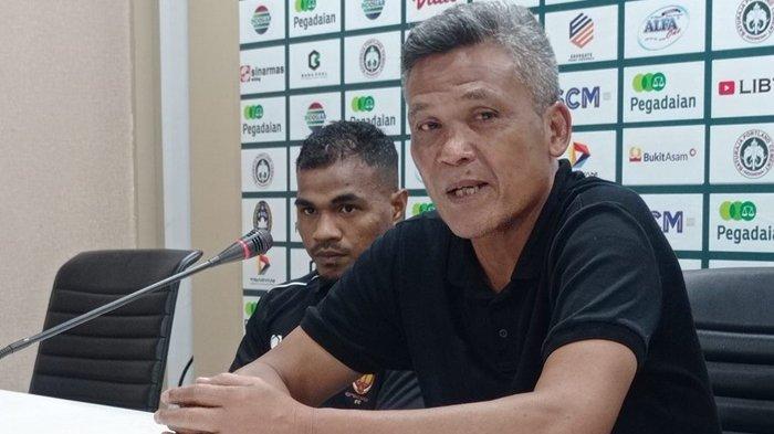 Pelatih kepada Sriwijaya FC Hendri Susilo bersama striker andalannya Habibi Abdul Jusuf pada post match confererence usai mengalahkan PSDS Deli Serdang 3-0 di Stadion Gelora Sriwijaya Jakabaring Palembang, Minggu (19/11/2023).