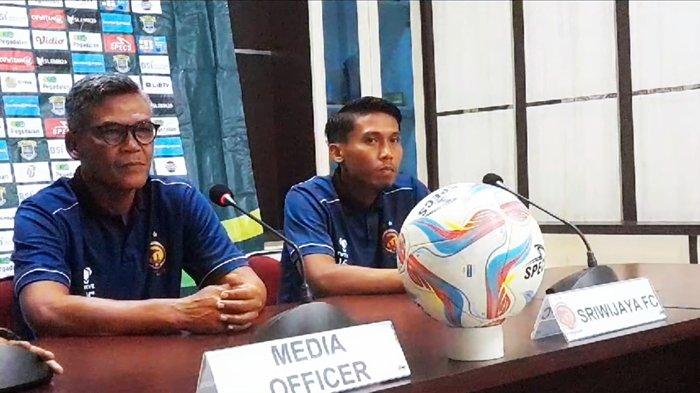 Pelatih Sriwijaya FC Hendri Susilo dan pemain gelandang bertahan, Hafit Ibrahim pada pre match conference jelang laga menghadapi Perserang di Serang, Banten, Kamis (11/1/2024) sore.