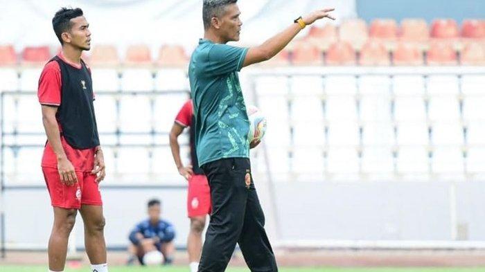 Coach Hendri Susilo memberikan instruksi pada latihan tim Sriwijaya FC di Stadion Bumi Sriwijaya Palembang, Kamis (16/11/2023) sore.