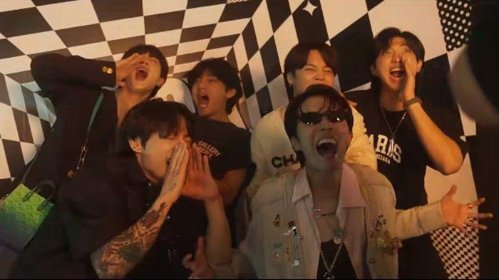 BTS di cuplikan film dokumenter J-Hope In The Box yang mengisahkan tentang perjalanan karir BTS di dunia musik.