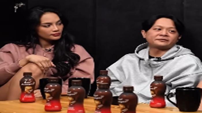 BRAVY TEMANI ERIKA - Tangkapan layar Instagram Weareaaaclan. Sosok DJ Bravy dan Erika Carlina
.
