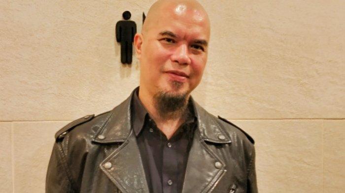 DHANI TEMUI IRWAN - Musisi Ahmad Dhani. Demi minta Maia Estianty hadir acara pernikahan Al Ghazali, diam-diam Ahmad Dhani temui Irwan Mussry
