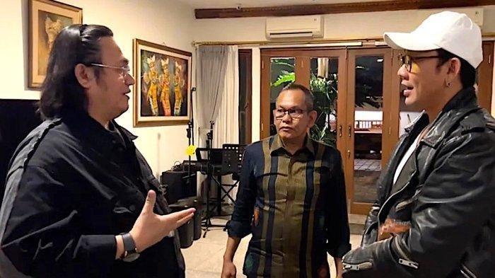 Denny Sumargo (kanan) datangi Farhat Abbas (kiri) yang menantangnya.
