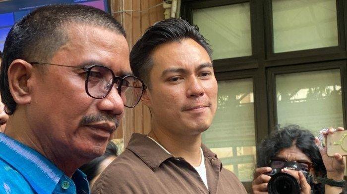 PERSELINGKUHAN PAULA DIBONGKAR - Baim Wong dan kuasa hukumnya, Fahmi Bachmid ketika ditemui di Pengadilan Agama (PA) Jakarta Selatan, Selasa (29/10/2024). Detik-detik Baim Wong bongkar Paula selingkuh di kamar mandi