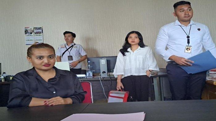 Didampingi kuasa hukumnya, Tiktokers Lina Mukherjee mendatangi Kejari Palembang, Senin (10/7/2023) sekira pukul 10.30.