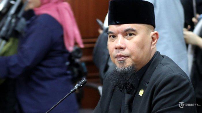 ACARA NGUNDUH MANTU - Anggota DPR fraksi Gerindra Ahmad Dhani mengikuti sidang etik di Mahkamah Kehormatan Dewan DPR, Kompleks Parlemen, Senayan, Jakarta, Rabu (7/5/2025). Digelar hari ini Ahmad Dhani Bocorkan acara ngunduh mantu Al Ghazali