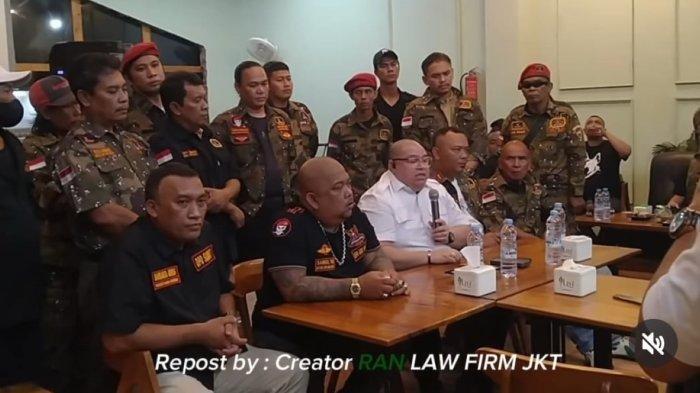 VIRAL MEDIA SOSIAL - Juru Bicara (Jubir) Ketum Grib Jaya, Razman Arif Nasution yang didampingi Ketua DPD Grib Jaya Sumut, Samsul Tarigan dalam jumpa pers yang digelar di Kota Medan, Sumatera Utara pada Selasa (22/4/2025). Dalam kesempatan tersebut, Razman melayangkan Ultimatum kepada Gubernur Jawa Barat, Dedi Mulyadi.