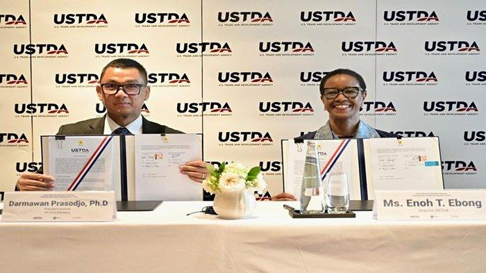 Direktur Utama PLN Darmawan Prasodjo dan Direktur USTDA Enoh T Ebong menunjukan surat penandatanganan atas PT PLN (Persero) memperoleh hibah sekitar US$2 juta atau Rp 31 miliar dari Badan Perdagangan dan Pembangunan Amerika Serikat atau The United States Trade and Development Agency (USTDA).