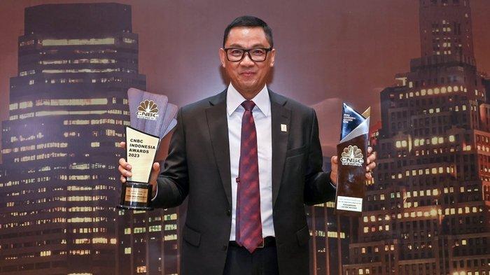 Direktur Utama PT PLN (Persero), Darmawan Prasodjo, kembali dinobatkan sebagai CEO of The Year dalam dua tahun berturut-turut.