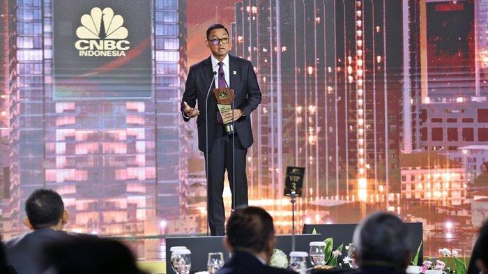 Direktur Utama PT PLN (Persero), Darmawan Prasodjo, kembali dinobatkan sebagai CEO of The Year dalam dua tahun berturut-turut.