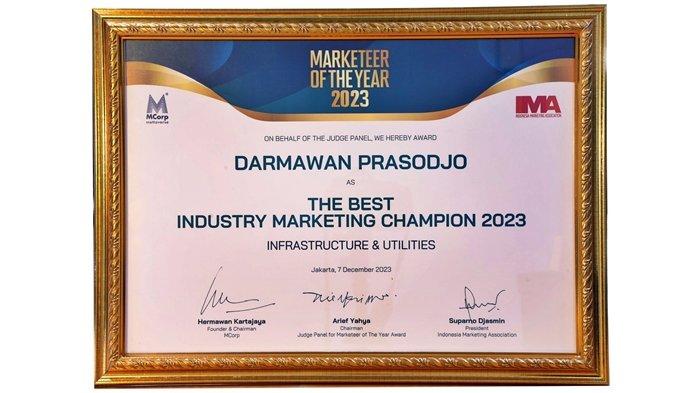 Direktur Utama PT PLN (Persero), Darmawan Prasodjo, meraih penghargaan The Best Industry Marketing Champion 2023 pada sektor Infrastruktur & Utilities ajang Marketeer of The Year 2023.