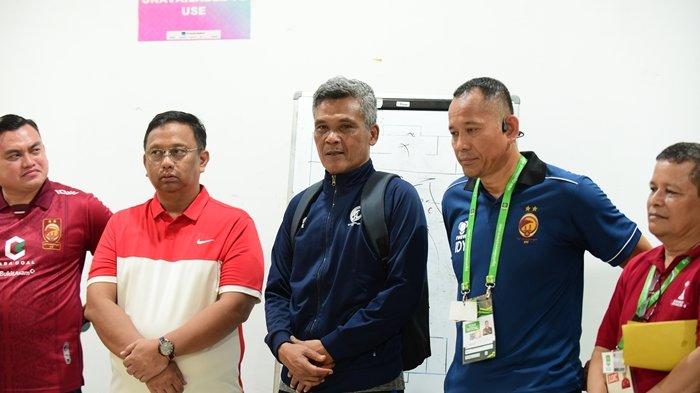 Dirtek PT SOM Indrayadi (kedua dari kanan) bersama Sekretaris PT SOM Faisal Mursyid, Coach Hendri Susilo, Kadispora H Rudi Irawan, Dirut RSUD Siti Fatimah Az-Zahra Prov Sumsel dr Syamsuddin Isaac Suryamanggala, Sp.OG memberikan pengarahan di ruang ganti pemain usai Sriwijaya FC menundukkan Sada Sumut FC dengan skor 3-1 pada pertandingan pekan ketiga Grup A Zona Play Off Degradasi Pegadaian Liga 2 Indonesia di Stadion Gelora Sriwijaya Jakabaring Palembang, Selasa (16/1/2024).