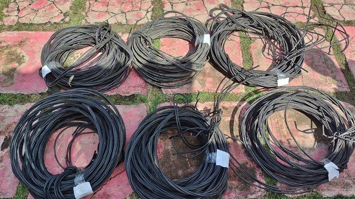 Dua tersangka pencurian kabel, Aan Saputra dan M. Iqbal, diamankan di Polsek Lais bersama barang bukti.