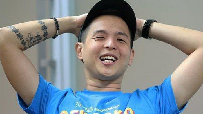 Sosok Ernest Prakasa jadi sorotan lantara beri komentar membela kru tv yang mendorong Ruben Onsu hingga nyungsep.