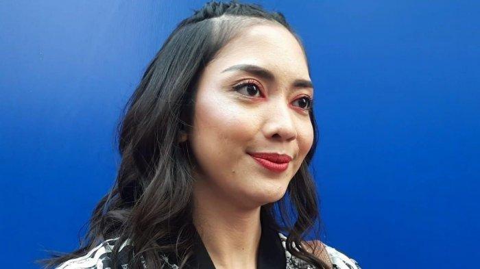 FAKTA IJONK MUALAF -
Ririn Dwi Aryanti ditemui di gelaran Jakarta Fashion Week 2020, di kawasan Senayan, Jakarta Pusat, Minggu (27/10/2019). Isu Ijonk Mualaf demi menikahi Ririn Dwi Ariyanti dibongkar Benny Simanjuntak.