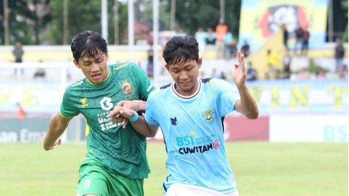 Stoper Fajar Zainul Muttaqin (kiri) berduel dengan pemain lawan saat Sriwijaya FC mengalahkan Perserang di Stadion Maulana Yusuf, Serang, Jumat (12/1/2024).