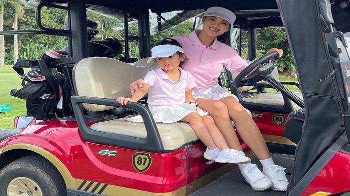 Farah Quinn bersama Yaya, putrinya yang berusia tiga tahun.