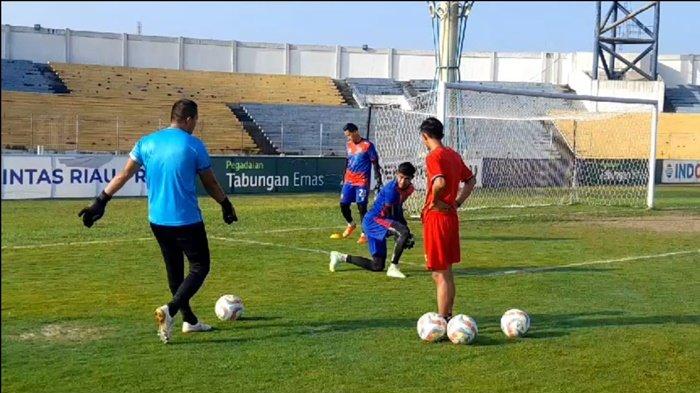 Pelatih kiper Ferry Rotinsulu melatih kiper Sriwijaya FC Rudi Nurdin Rajak dan Yoewanto Stya Beni