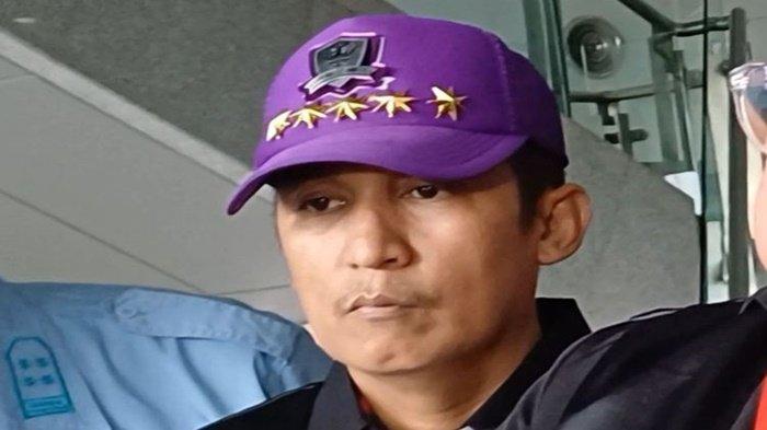 FIRDAUS DIKECAM - Pengacara Firdaus Oiwobo saat mendampingi Razman Arif Nasution mengadu ke Komisi Yudisial, Kramat, Jakarta Pusat, Senin (10/2/2025).
Imbas Pakai Pakaian Ala Militer Bintang 5, Firdaus Oiwobo Dikecam, Bantah tak Ikuti Seragam Jenderal
