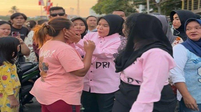 Kebakaran yang menghanguskan beberapa rumah warga 10 Ilir menarik simpatik balon Walikota dan Wakil Walikota Palembang Fitrianti Agustinda- Nandriani