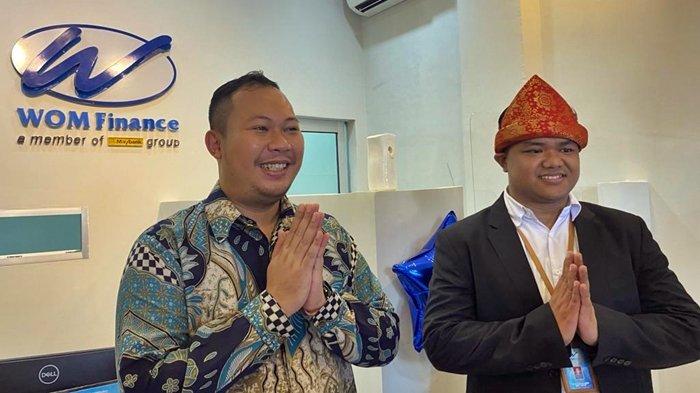 Foto bersama saat pembukaan Wom Finance Kantor Cabang Palembang 2 Bukit Lama, Rabu (15/11/2023).