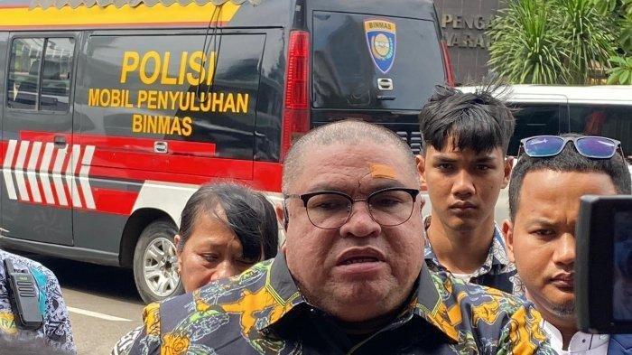 RAZMAN NASUTION KESAL. Pengacara Razman Arif Nasution ketika ditemui di Polres Metro Jakarta Selatan, Jumat (10/1/2025). Razman Nasution sudah tak mau peduli dengan urusan Lolly.