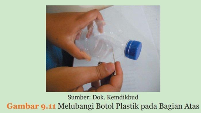 Gambar 9.11 Melubangi Botol Plastik pada Bagian Atas