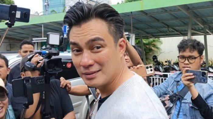 RESPON BAIM WONG - Potret Baim Wong saat berada di Pengadilan Agama Jakarta Selatan, Rabu (30/10/2024). Gaya Baim Wong tertawakan pengakuan Paula Verhoeven soal KDRT.