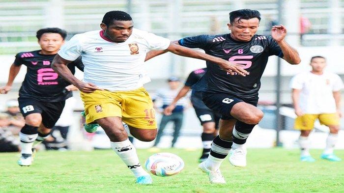 Gelandang serang Sriwijaya FC asal negara Haiti, Kervens Belfort berebut bola pada laga ujicoba dengan FC Bekasi City di Lapangan JIS dengan skor 2-3 untuk kemenangan Bekasi, Jumat (11/8/2023) sore.