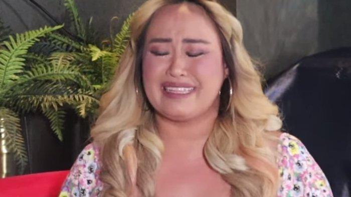 PERJUANGAN PINKAN MAMBO - Pinkan Mambo nangis. Getir Hidup Pinkan Mambo Dicap Pengemis usai Jualan Donat di TikTok, tak Laku Lagi jadi Penyanyi