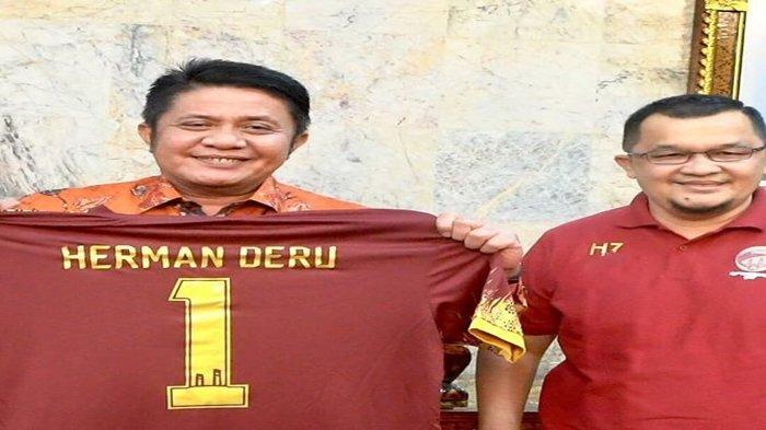 Gubernur Sumsel H Herman Deru SH MM selaku Ketua Dewan Pembina Sriwijaya FC bersama Presiden SFC H Hendri Zainuddin SAg SH MSi memamerkan jersey Sriwijaya FC.