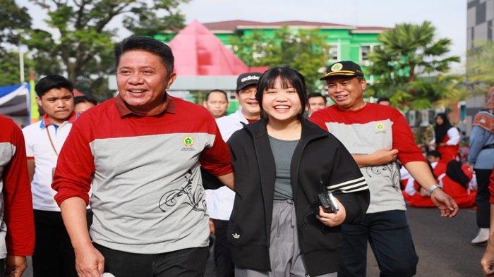 Gubernur Sumsel H Herman Deru didampingi Duta Literasi Sumsel Ratu Tenny Leriva Herman Deru SKed saat menghadiri acara Jalan Sehat Dalam Rangka HUT PPNI ke-49 Tahun 2023 yang dipusatkan di Halaman Kantor Gubernur Sumsel, Minggu (19/3/2023)