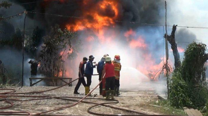 Gudang BBM ilegal di Desa Ibul Besar II, Kecamatan Pemulutan, Ogan Ilir, terbakar pada Selasa (1/8/2023) siang sekira pukul 11.30.