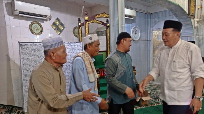 H Achmad Mukhlis ST (peci bulat hitam), Ketua Masjid Al-Marzukiyah periode 2023-2027 menerima ucapan selamat dari jemaah masjid, Sabtu (23/12/2023).