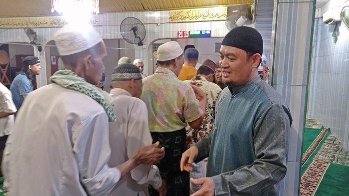 H. Achmad Mukhlis, ST. (peci bulat hitam), Ketua Masjid Al-Marzukiyah periode 2023-2027 menerima ucapan selamat dari jemaah masjid, Sabtu (23/12/2023).