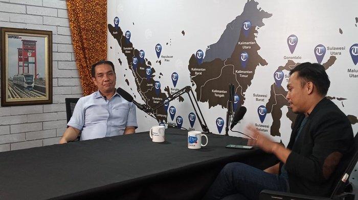 H Fauzi Amro (kiri), Kapten Tim Kampanye Daerah (TKD) Anies Baswedan-Muhaimin Iskandar (AMIN) di Sumatra Selatan ketika berbincang dengan Wakil Pemimpin Redaksi Sripo-Tribun Sumsel, Prawira Maulana (kanan) dalam podcast 'STRATEGI PEMENANGAN AMIN DI SUMSEL' di Graha Tribun, Jumat (24/11/2023) petang.