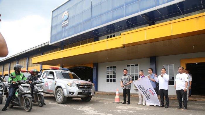 H Herman Deru SH MM bersama Ketua DPD ADO (Dewan Pimpinan Daerah Asosiasi Driver Online) Sumsel Asrul Indrawan SE melepas keberangkatan Tim Relawan DPD ADO Sumsel di Kantor DPW Nasdem Sumsel Jl Letjen Harun Sohar, Kebun Bunga, TAA, Palembang, Senin (20/5/2024).