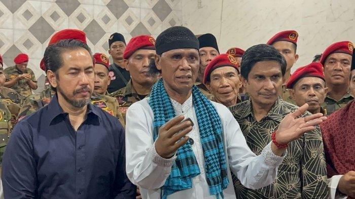 HERCULES MINTA MAAF - Ketua Umum Grib Jaya, Hercules didampingi praktisi pengacara, Sunan Kalijaga dan anggota Grib Jaya, kediamannya di bilangan Jakarta Barat, Kamis (1/5/2025). Pada kesempatan itu, Hercules membuat pernyataan minta maaf kepada Sutiyoso yang sebelumnya sempat ia hina dengan sebutan bau tanah.
