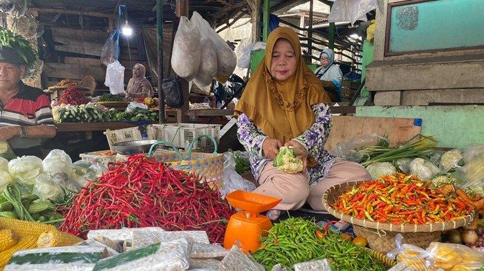 Hartati (65), pedagang sayuran di pasar Inpres Pendopo, Kecamatan Talang Ubi, Kabupaten PALI.