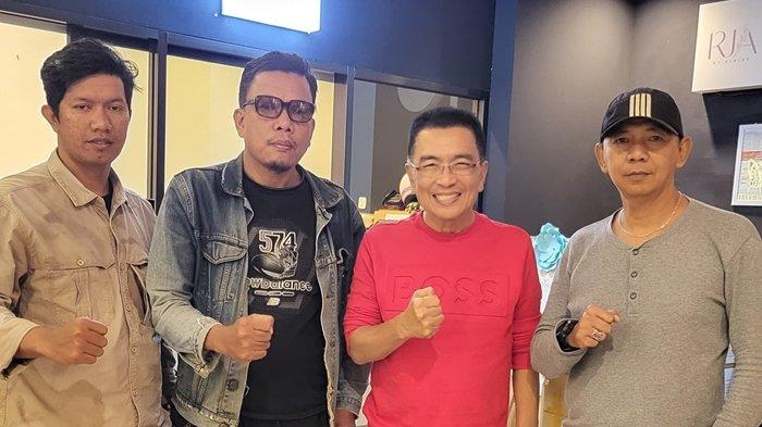 Dokumentasi foto Ketum Singa Mania Yayan Hariansyah yang diwakilli Muhammad Marwan, Capo Tifoso Ultras Palembang Qusoi SH bersama Calon Presiden Klub Sriwijaya FC Helmy Yahya, Ketum Sriwijaya Mania Eddy Ismail di Cafe Jl Jenderal Sudirman depan SMAN 3 Palembang, Kamis (26/10/2023) malam.