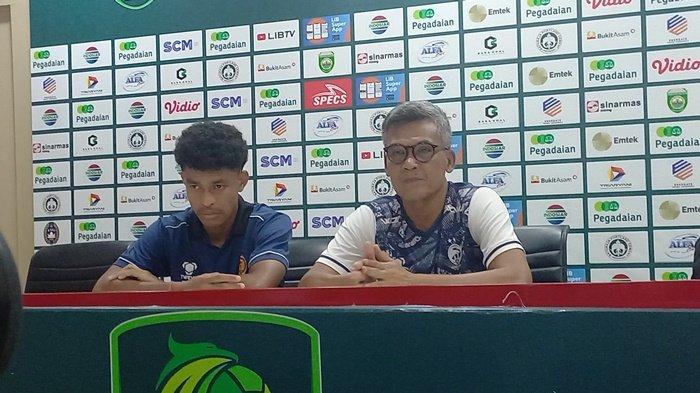 Pelatih Sriwijaya FC, Hendri Susilo didampingi pemain SFC Fransiskus Alesandro menyampaikan keterangan usai laga.